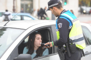 Un agente realiza un test de alcoholemia a una conductora.-ISRAEL L. MURILLO