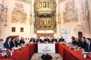 Un momento de la reunión celebrada ayer en  la sala de los Condestables de la Catedral burgalesa.-R. O.