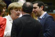 El primer ministro griego, Alexis Tsipras (dcha) habla con la canciller alemana Angela Merkel (izda) y el presidente francés François Hollande (c) durante la reunión del Eurogrupo en Bruselas.-Foto: EFE