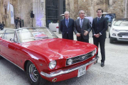 Fernando  Andrés, presidente de Autocid Ford, posa junto a los directivos José María Bañares y Jaime Prado en la inauguración de la muestra.-RAÚL G. OCHOA