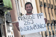 Lagarder Danciu, posando con una pancarta.-AGUSTÍN CATALÁN