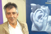 José María Sáez junto al cartel de la última edición del certamen.-ECB