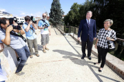 El alcalde de León, Antonio Silván y la Concejala de Urbanismo, Ana Franco, visitan las obras de rehabilitación de la muralla del parque del Cid-Ical
