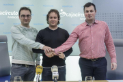 Esteban Palacios y Carlos Cámara estrechan la mano de José Ángel de la Iglesia en su presentación oficial.-Santi Otero