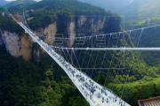 El puente de cristal en el Parque Forestal de Tianmenshan.-EFE