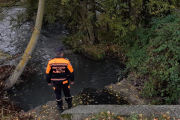 Un voluntario de Protección Civil busca por la zona del río Vena.-@PCivilBurgos