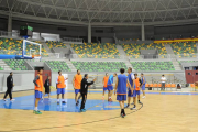 Andreu Casadevall corrige a sus jugadores durante el entrenamiento realizado ayer en el Coliseum.-ISRAEL L. MURILLO