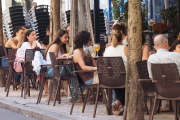 Gente sin mascarilla en las terrazas antes de la prohibición de fumar en espacios públicos. - PHOTOGENIC/MIGUEL ÁNGEL SANTOS