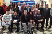 La familia, formada por una veintena de miembros, posa orgullosa durante la última extracción colectiva a la que se sometieron recientemente en su Medina natal.-HDS BURGOS