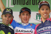 El podio de la clásica de Lombardía: el irlandes Dani Martin, el ganador, entre el murciano Alejandro Valverde (izquierda), segundo, y el portugués Rui Costa, tercero.-Foto: AFP / LUK BENIES