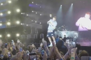 Captura de pantalla del vídeo del botellazo a Justin Bieber en el concierto de Estocolmo este pasado sábado 10 de junio.-