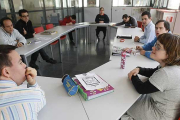 Un grupo de usuarios participa en una de las actividades programadas en la sede de la Asociación Síndrome de Down Burgos, cuyo principal objetivo es fomentar la autonomía e inserción laboral.-RAÚL G. OCHOA