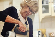 Manuela Carmena prepara magdalenas.-INSTAGRAM