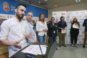 Jairo González, ganador del Premio Juzz 2016, explicando en qué consiste su proyecto.-RAÚL G. OCHOA