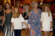 La reina Letizia, la princesa Leonor, la infanta Sofía y la reina emérita Sofía, a su salida del Auditorio de Palma, anoche.-EFE / BALLESTEROS