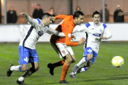 Gabri supera el marcaje de dos contrarios en el partido disputado ayer en la Ciudad Deportiva.-ISRAEL L. MURILLO