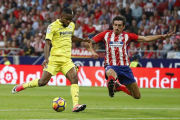 Savic se cruza a tiempo ante Bakambu para evitar una clara ocasión de gol.-JUANJO MARTÍN / EFE