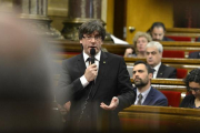 Intervención del 'president' Carles Puigdemont en el Parlament tras la suspensión de la Conselleria de Exteriors.-ACN / FOTO: FERRAN SENDRA