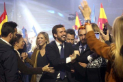 Pablo Casado y su esposa, Isabel Torres, entran en la plaza de Las Ventas de Madrid, donde se ha celebrado el mitin de cierre de campaña.-DAVID CASTRO