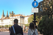 Imagen de dos turistas en la zona centro de la capital.-ISRAEL L. MURILLO
