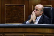 El ministro de Economía en funciones, Luis de Guindos, durante la segunda sesión del debate de investidura.-EFE/Chema Moya