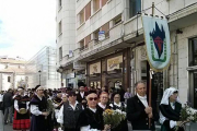 Socios del Centro Gallego en la ofrenda de flores a Santa María la Mayor.-ECB