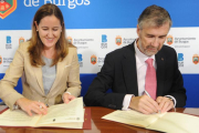 Elena Vicente, vicerrectora de Internacionalización, la edil Gema Conde y el rector de la UBU, Manuel Pérez Mateos.-ISRAEL L. MURILLO