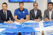 Kravtsov, arropado por Félix Sancho, Albano Martín y David Gómez -Itesal- en su presentación, ayer.-ISRAEL L. MURILLO