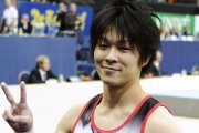 El gimnasta japonés Kohei Uchimura celebra su triunfo en la final individual del Campeonato Mundial del 2010.-DYLAN MARTINEZ / REUTERS
