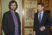 Diego Galaz, junto al alcalde, Javier Lacalle-Santi Otero