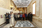Hipatia de Alejandría, aquí pasando por el siglo XV, se estrenó ayer como anfitriona con un grupo de alumnos del IES Comuneros de Castilla.-Raúl Ochoa