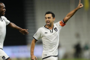 Xavi Hernández no desaprovechó la oportunidad de pasar un rato con sus excompañeros en Doha.-AFP PHOTO