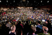 El salón de actos de la Casa de Cultura de Gamonal se quedó pequeño para acoger la asamblea a la que acudió la práctica totalidad de la plantilla.-SANTI OTERO