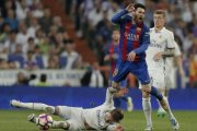Sergio Ramos, en el suelo delante de Messi, en el último clásico de la Liga, en abril pasado.-AP / DANIEL OCHOA DE OLZA