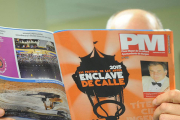 Un lector consulta la revista Plaza Mayor del mes de septiembre.-ISRAEL L. MURILLO