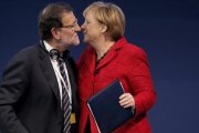Rajoy y Merkel se saludan durante un congreso del Partido Popular Europeo.-EL PERIÓDICO