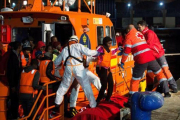 Inmigrantes rescatados por Salvamento Marítimo llegan a Málaga, ayer.-DANIEL PÉREZ