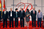 El presidente de la Junta, Juan Vicente Herrera, posa con los galardonados con los Premios Castilla y León 2014-Ical