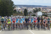 Imagen del pelotón de la Vuelta a Burgos en el inicio de una jornada que partió de la capital.-RICARDO ORDÓÑEZ