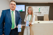 Germán Martínez y Mercedes Rodríguez presentan la campaña solidaria con Ucrania de Cajaviva y Fundación Caja Rural. TOMÁS ALONSO