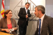Ada Colau con el socialista Jaume Collboni y, detrás, el republicano Alfred Bosch.-RICARD CUGAT