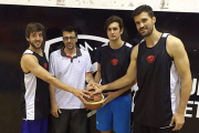 Vilanova (izquierda) y Coego (derecha) posan con la camiseta del Mollet.-TWITTER/@CBMOLLET