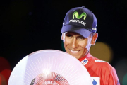 El colombiano del equipo Movistar, Nairo Quintana en el podio con el trofeo que le acredita vencedor de la Vuelta Ciclista a España 2016 tras la vigésimo primera y última etapa disputada hoy entre Las Rozas y Madrid.-EFE/Javier Lizón