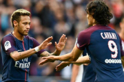 Neymar y Cavani se abrazan tras el gol de penalti del brasileño ante el Girondins.-CHRISTOPHE SIMON