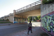 Imagen del Puente de los Ingleses, que será demolido, en el paseo de Fuentecillas.-RAÚL G. OCHOA