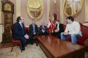 Representantes del Ayuntamiento, de la Federaciónde Castilla y León y del Burgos CF se reunieron ayer en Alcaldía.-RAÚL OCHOA