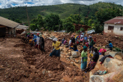 Habitantes de Mozambique realizan labores de rescate tras en paso del ciclón Idai.-AFP