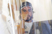 Fernando Alonso, en el box de McLaren en el circuito de Silverstone.-Foto: EFE / VALDRIN XHEMAJ