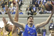 Huskic gana la partida a Iverson, ayer, en el Coliseum.-SANTI OTERO