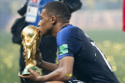 Kylian Mbappé besando la Copa del Mundo conquistada en Rusia /-NATACHA PISARENKO